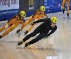 Τρεις skaters σε μια κούρσα ταχύτητας πατινάζ